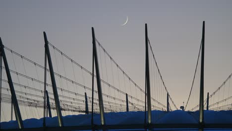 Luna-Creciente-Elevándose-Sobre-El-Techo-Del-Estadio-Bc-Place-De-Cerca