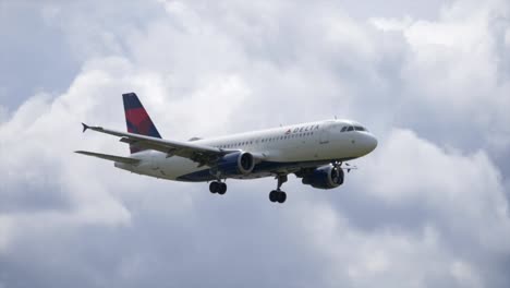 Delta-Airlines-Airbus-A320-Flying-in-Landing-Configuration-CLOSE-UP