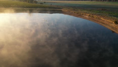 Luftaufnahme-Des-Morgennebels-Bei-Sonnenaufgang-über-Einer-Lagune-Im-Westen-Australiens
