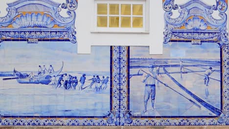 La-Estación-De-Tren-De-Aveiro-Exhibe-Azulejos-Azules-Que-Representan-Oficios-Marítimos-Históricos,-Incluidos-Barcos-Moliceiro-Y-Salinas.