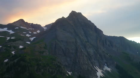 Oberer-Blauer-See-Colorado-Mount-Sniffels-Peaks-Wildnis-Sommer-Schneeschmelze-Gipfel-Des-Rocky-Mountain-Letztes-Licht-Atemberaubender-Orange-rosa-Goldener-Stundensonnenuntergang-Silverton-Tellurid-14er-Filmischer-Zoom