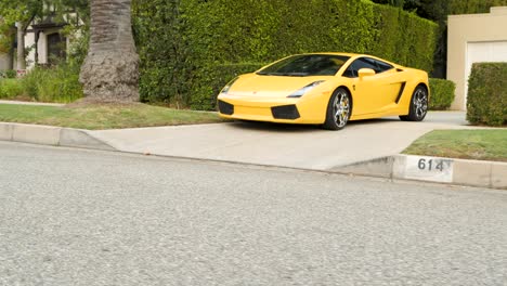 Coche-Deportivo-Toca-Fondo-Al-Salir-De-La-Entrada-En-Beverly-Hills,-California