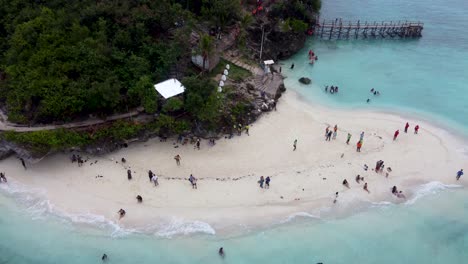 Touristen-Schwimmen-Am-Weißen-Sandstrand-Der-Insel-Sumilon-In-Der-Nähe-Von-Oslob-In-Cebu,-Philippinen