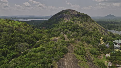 Dambulla-Sri-Lanka-Antena-V4-Drone-Cinematográfico-Sobrevuelo-De-La-Montaña-Isigili-Capturando-El-Templo-De-La-Cueva-Real-De-La-Ladera-Y-El-Templo-Dorado-Con-Vistas-Del-Paisaje-De-La-Jungla-Tropical---Filmado-Con-Cine-Mavic-3---Abril-De-2023