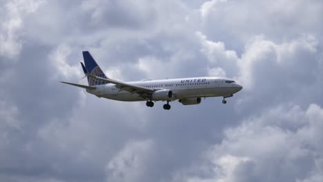 Un-Boeing-737-De-United-Airlines-En-Configuración-De-Aterrizaje-En-Vuelo-En-ángulo-Bajo