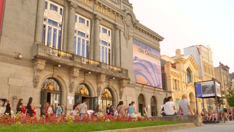 Theater-Circo-In-Braga,-Portugal-An-Einem-Schönen-Sonnigen-Abend,-Viele-Touristen-Schlendern-Durch-Die-Straßen