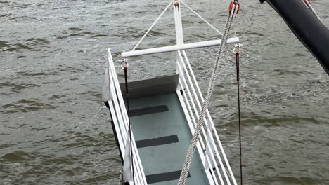 Ohio-River-Von-Einem-Touristenboot-In-Den-USA-Aus-Gesehen-–-Pov