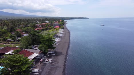 Barcos-De-Pesca-En-Canoa-Jukung-Sobre-Arena-Negra-Volcánica-De-La-Aldea-De-Amed-En-El-Norte-De-Bali,-Indonesia