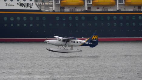 Un-Hidroavión-Harbour-Air-Turbo-Otter-Despega-De-La-Pista-De-Agua