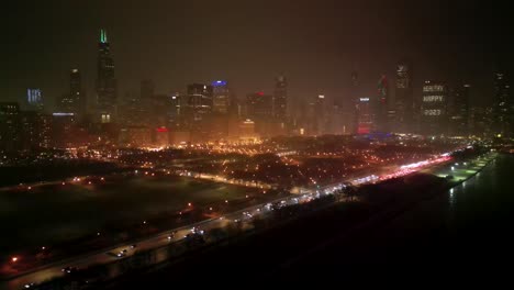 Chicago,-USA,-Luftaufnahme-Des-Verkehrs-Und-Zentraler-Gebäude-In-Einer-Kalten-Winternacht,-Autos-Und-Gebäude-In-Lichtern