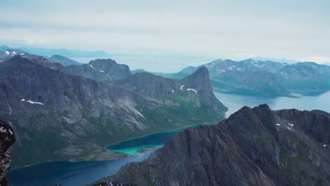 Panorama-De-La-Montaña-Y-El-Fiordo-De-Kvaenan-En-La-Isla-De-Senja,-Noruega