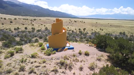 Pareja-Subiendo-A-La-Cima-Del-Zigurat-Crestone-Durante-El-Día,-Drone-Aéreo