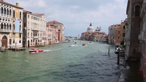 Tráfico-En-El-Gran-Canal-De-Venecia-Desde-El-Puente-De-La-Academia,-En-Un-Día-Soleado-De-Verano,-Italia