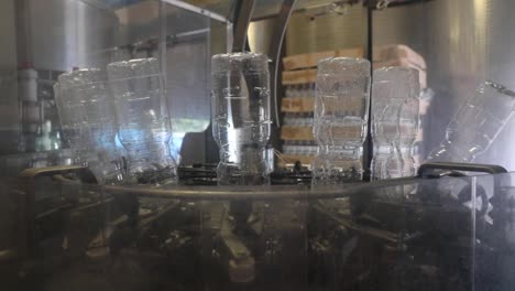 Limpieza-Automatizada-De-Botellas-En-Una-Instalación-De-Producción-De-Vinagre.