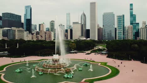 Panorama-Der-Stadtlandschaft-Rund-Um-Den-Buckingham-Fountain-Im-Zentrum-Des-Grant-Park-In-Chicago,-Illinois