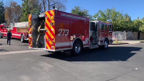 Los-Bomberos-Llegan-Para-Rescatar-A-La-Víctima-De-Un-Accidente-Automovilístico.