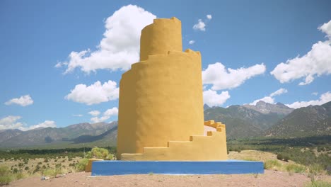 Timelapse-Del-Zigurat-Crestone-Durante-El-Día-Con-Nubes