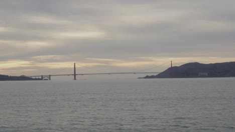 Blick-Auf-Die-Golden-Gate-Bridge-Von-San-Francisco-Aus-Bootsfahrt-über-Die-Bucht-In-Kalifornien,-USA