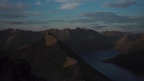 Pico-De-La-Montaña-Segla-Con-Vistas-Al-Fiordo-Al-Atardecer-En-La-Isla-Senja-En-Noruega