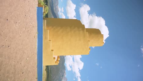 Timelapse-Del-Zigurat-Crestone-Durante-El-Día-Con-Nubes,-Vertical