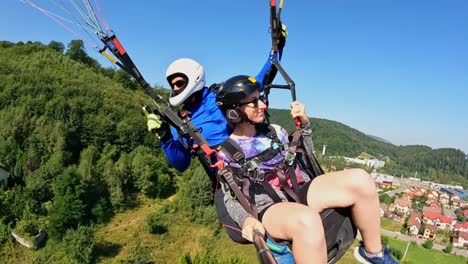 Tandem-Paragliding-Abenteuer-Mit-Einem-Aufregenden-Erlebnis-Mit-Blick-Auf-Die-Wunderschöne-Landschaft-Von-Brasov-In-Rumänien