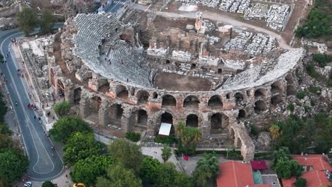 Vista-Aérea-Orbitando-El-Anfiteatro-Lateral-Restos-Del-Arco-Paredes-De-Piedra-Hito-En-El-Casco-Antiguo-Turco