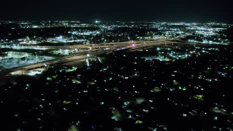 Hiperlapso-Nocturno-De-Drones-Junto-A-Express-Way-En-El-Oeste-De-San-Antonio,-Texas