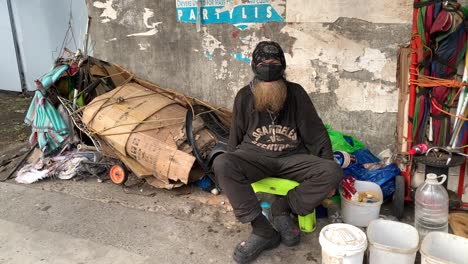 Un-Hombre-Sin-Hogar-Reside-En-La-Acera-Adyacente-Al-Edificio