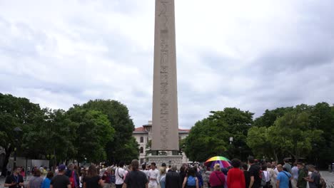 Scene-of-tourists-gather-around-the-Obelisk-of-Theodosius-in-Istanbul,-Turkey