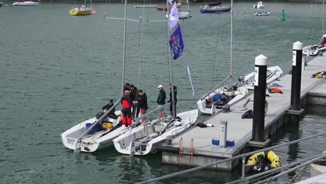 Die-Besatzungen-Kehrten-Nach-Dem-Rennen-Im-Osthafen-Von-Dunmore-In-Den-Hafen-Zurück