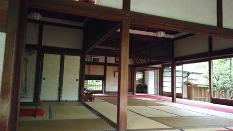Schwenk-In-Einem-Tatami-Hausraum-In-Japan,-Traditionelle-Bodenarchitektur-Und-Japanischer-Garten-Des-Hose-in-Tempels-In-Kyoto