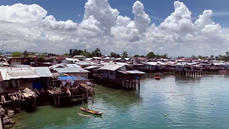 Pueblos-Flotantes,-Comunidades-Y-Casas-Hechas-De-Hojalata,-Madera-Y-Otros-Materiales-De-Bajo-Costo-A-Lo-Largo-De-Las-Costas-Del-Océano.