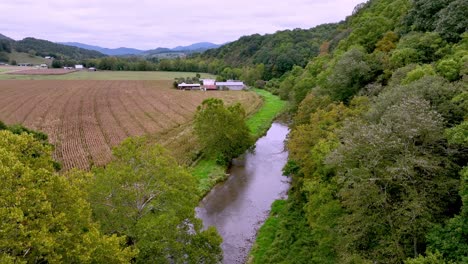 Luftaufnahme-Des-Flusses-Zum-Alten-Gehöft-Und-Bauernhof-In-Der-Nähe-Der-Bergstadt-Tennessee