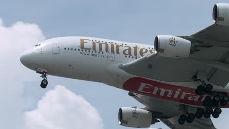 Emirates-A380-Bereitet-Sich-Auf-Die-Landung-Am-Flughafen-Suvarnabhumi,-Thailand-Vor