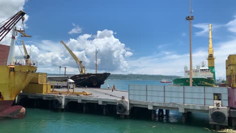 Grandes-Buques-De-Carga-En-El-Muelle-Del-Puerto-De-Davao.