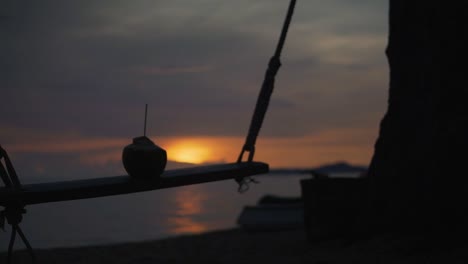 Frische-Kokosnuss-Strandstimmung-Bei-Sonnenuntergang-An-Einem-Wunderschönen-Strand
