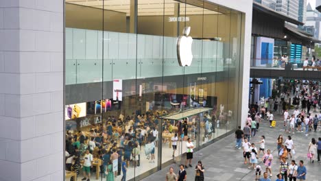 Busy-Apple-store-full-of-Customers-in-the-fashion-area-Chunxi-Road,-Chengdu