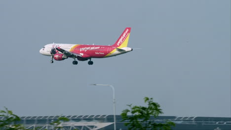 Thai-Vietjet-Air-Se-Prepara-Para-Aterrizar-En-El-Aeropuerto-De-Suvarnabhumi,-Tailandia