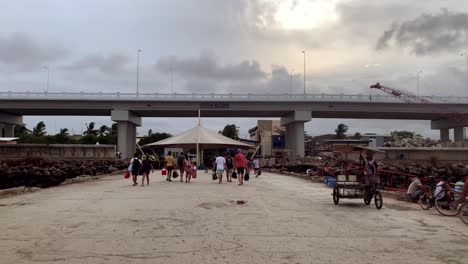 Se-Están-Construyendo-Una-Nueva-Carretera-Costera,-Por-La-Que-Pasan-Peatones.