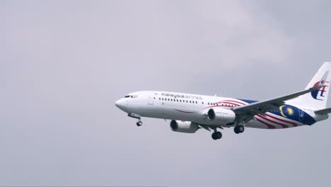 Malaysia-Airlines-Bereiten-Sich-Auf-Die-Landung-Am-Flughafen-Suvarnabhumi-In-Thailand-Vor
