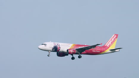 Thai-VietJet-Air-prepare-for-Landing-at-Suvarnabhumi-Airport,-Thailand