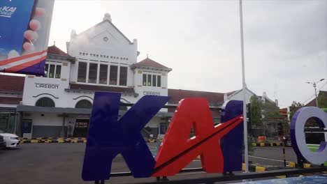 Parte-Delantera-Del-Edificio-De-La-Estación-De-Cirebon,-Java-Occidental,-Indonesia,-Uno-De-Los-Edificios-Patrimoniales-De-La-época-Colonial-Holandesa-Que-Fue-Construido-En-1911-Por-Los-Holandeses-En-Indonesia