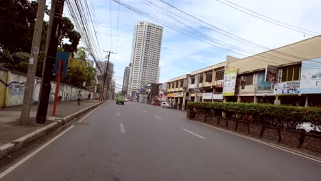 Escena-De-Viaje-En-La-Carretera-Con-Vehículos-Y-Edificios-A-Ambos-Lados-En-El-Centro-De-La-Ciudad-De-Davao,-Filipinas