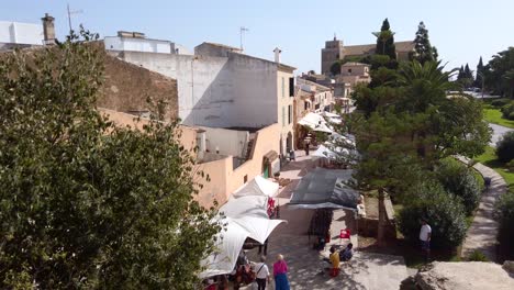 Mercado-Al-Aire-Libre-En-Una-Calle-Peatonal-Del-Casco-Antiguo-De-Alcúdia.