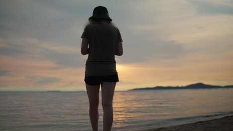 Junge-Frauen-Gehen-Bei-Sonnenuntergang-An-Einem-Wunderschönen-Strand-In-Thailand-Spazieren