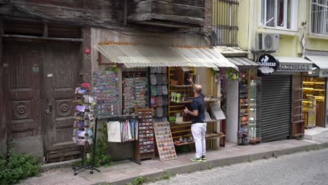 Ladenbesitzer-Richtet-Seinen-Souvenirladen-In-Istanbul,-Türkei,-Ein