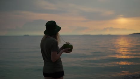Frauen-Genießen-Den-Sonnenuntergang-In-Thailand-Mit-Einer-Frischen-Kokosnuss-Am-Strand
