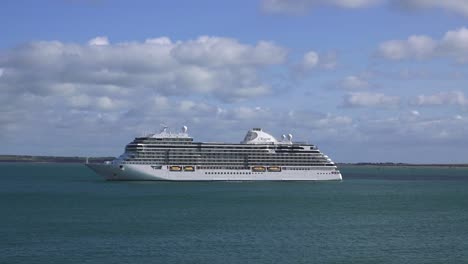 Kreuzfahrtschiff-Vor-Anker-In-Dunmore-East-Waterford-Perfekter-Herbstmorgen