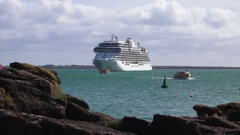 Dunmore-East-Licitaciones-Que-Transportan-Pasajeros-Hacia-Y-Desde-Un-Crucero-Amarrado-En-La-Bahía-Mañana-De-Otoño