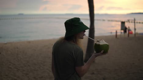 Junge-Frauen-Genießen-Ihren-Urlaub-Mit-Einer-Frischen-Kokosnuss-Am-Strand